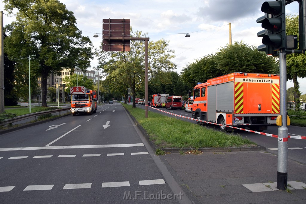 Koelner Seilbahn Gondel blieb haengen Koeln Linksrheinisch P693.JPG - Miklos Laubert